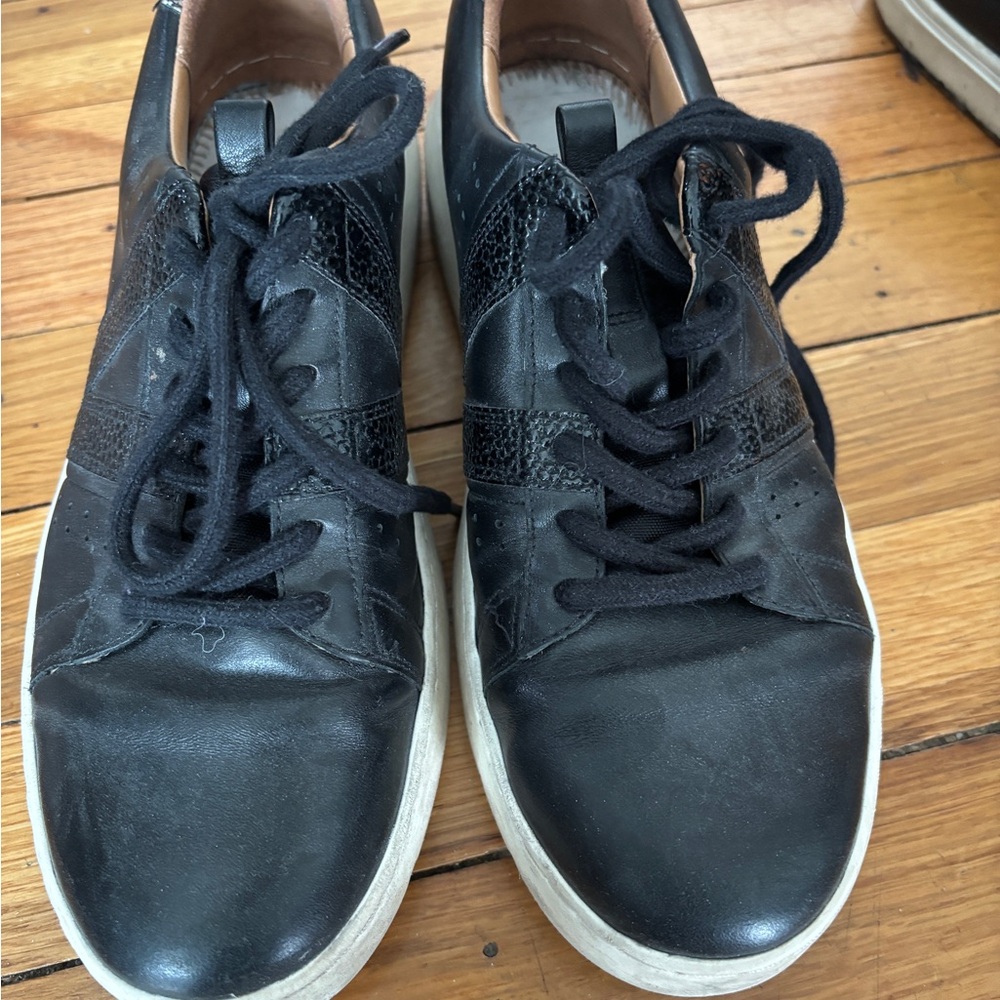 Vionic Woman’s Black Sneakers